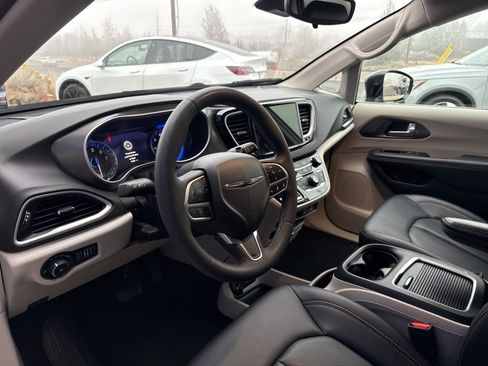 Used 2024 Chrysler Pacifica Touring-L image 19