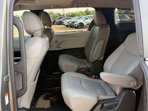 Used 2026 Toyota Sienna XLE FWD image 15