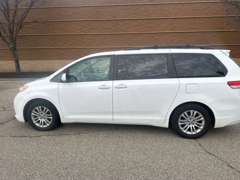 Used 2013 Toyota Sienna XLE w/ Entertainment Pkg image 13