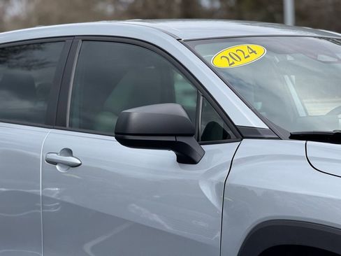 Used 2024 Toyota Corolla Cross L image 6