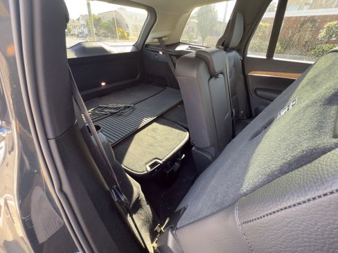 Certified 2022 Volvo XC90 T6 Momentum w/ Climate Package image 30