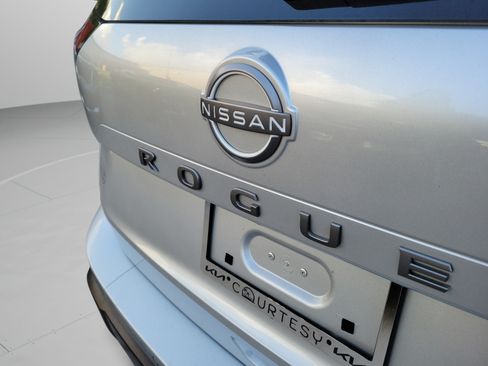 Used 2024 Nissan Rogue SV FWD image 8