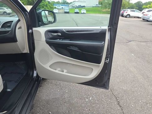 Used 2015 Chrysler Town & Country Touring w/ Driver Convenience Group FWD image 41
