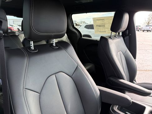 New 2026 Chrysler Pacifica Select image 15