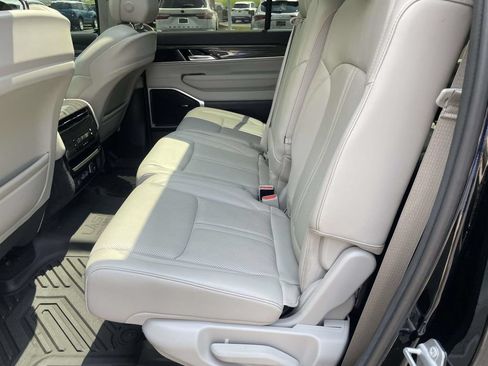 Used 2022 Jeep Wagoneer Series II w/ Premium Group I AWD/4WD image 7