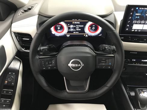 Used 2025 Nissan Rogue SL AWD/4WD image 6