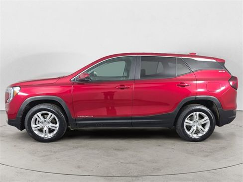 Used 2023 GMC Terrain SLE image 2