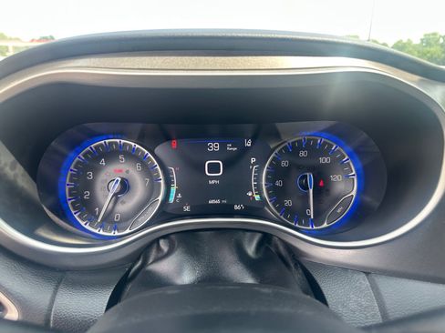 Used 2023 Chrysler Pacifica Touring-L FWD image 18