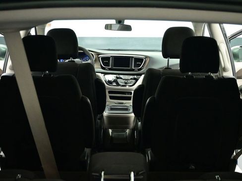 Used 2018 Chrysler Pacifica Touring Plus image 31