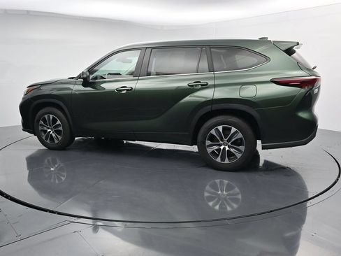 Used 2024 Toyota Highlander XLE FWD image 5
