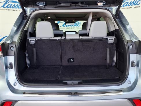 Used 2024 Toyota Highlander Platinum image 10