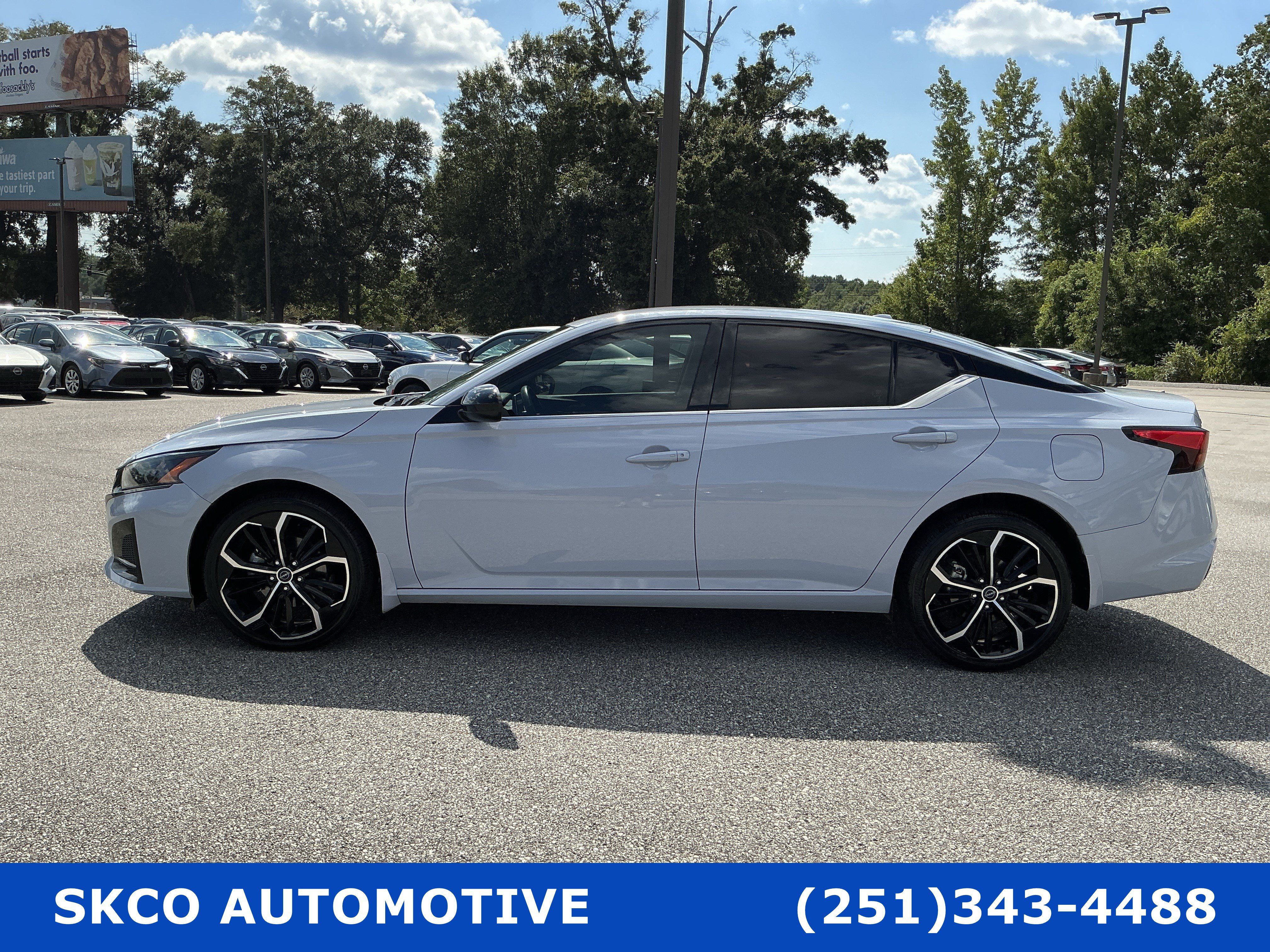 Used 2023 Nissan Altima 2.5 SR AWD/4WD image 2