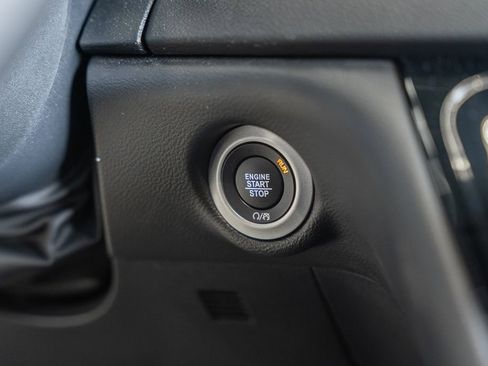 Used 2025 Chrysler Pacifica Select image 28