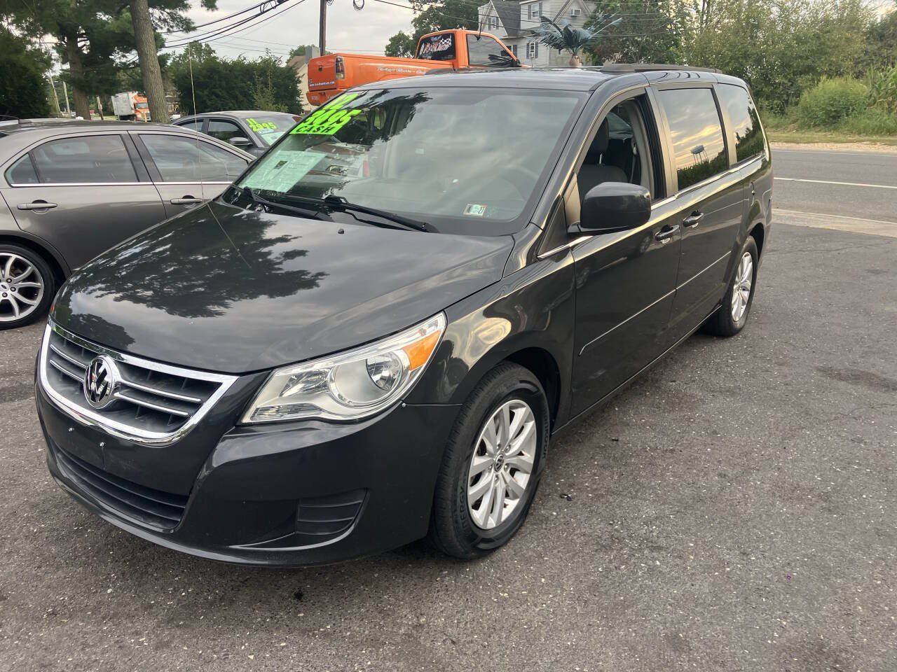 Used 2012 Volkswagen Routan SE FWD image 3