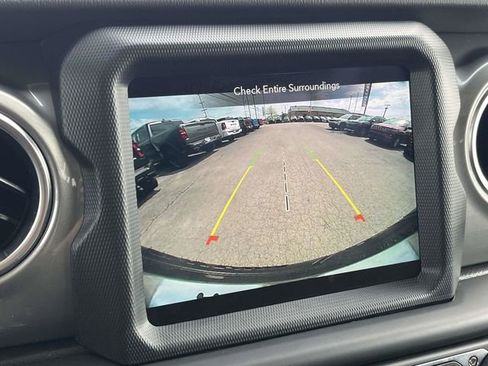 Used 2022 Jeep Wrangler Unlimited Sahara w/ Cold Weather Group AWD/4WD image 30