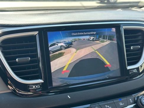 Used 2024 Chrysler Pacifica Touring-L FWD image 9