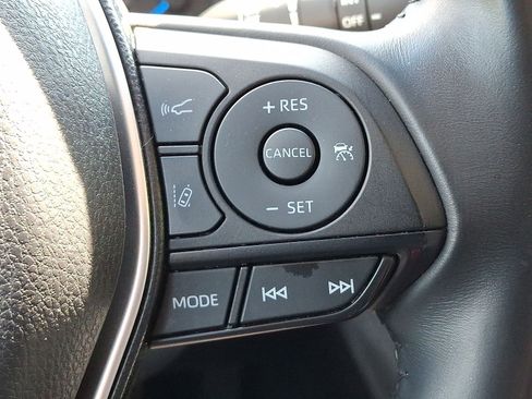 Used 2021 Toyota Venza LE AWD/4WD image 18