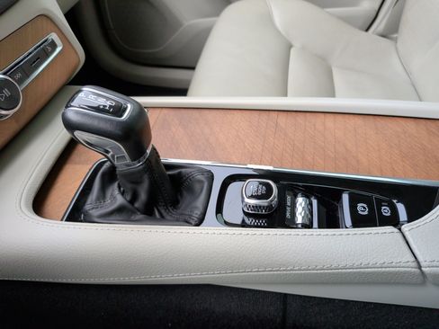 Used 2021 Volvo XC90 T6 Momentum w/ Climate Package image 26