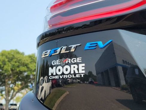 Used 2023 Chevrolet Bolt LT w/ Infotainment Package FWD image 8