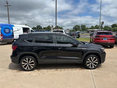 Used 2023 Volkswagen Taos SE w/ Panoramic Sunroof Package FWD image 4
