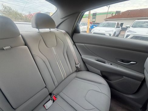 Used 2025 Hyundai Elantra SEL image 39