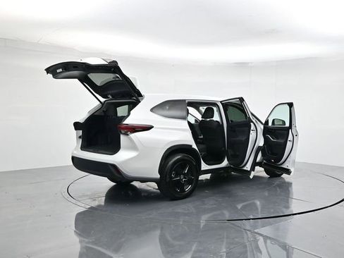 Used 2024 Toyota Highlander LE image 50