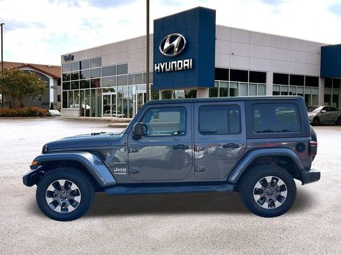 Used 2018 Jeep Wrangler Unlimited Sahara image 2