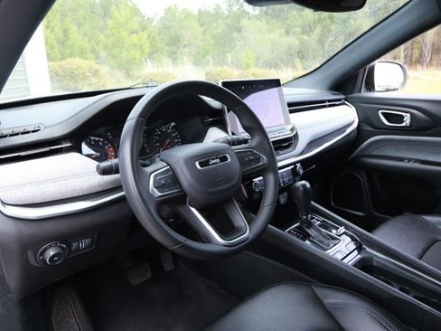 Used 2024 Jeep Compass Latitude image 23