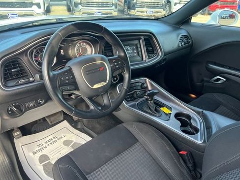 Used 2015 Dodge Challenger SXT image 17