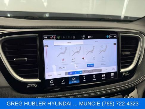 Used 2025 Chrysler Pacifica Limited FWD image 32