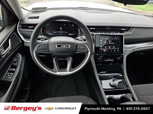 Used 2023 Jeep Grand Cherokee Laredo AWD/4WD image 14