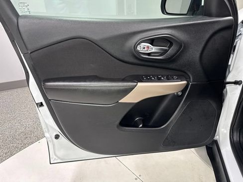 Used 2018 Jeep Cherokee Latitude w/ Safety Group AWD/4WD image 7