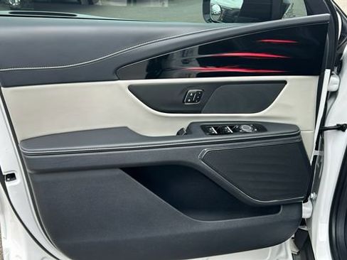 Used 2024 Lincoln Nautilus Reserve image 16