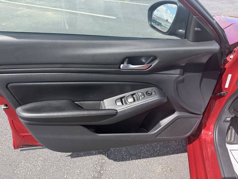 Used 2025 Nissan Altima 2.5 SV FWD image 10