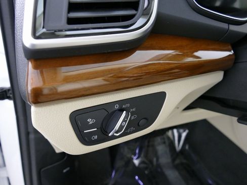 Used 2024 Audi Q5 e Premium w/ Convenience Package image 14