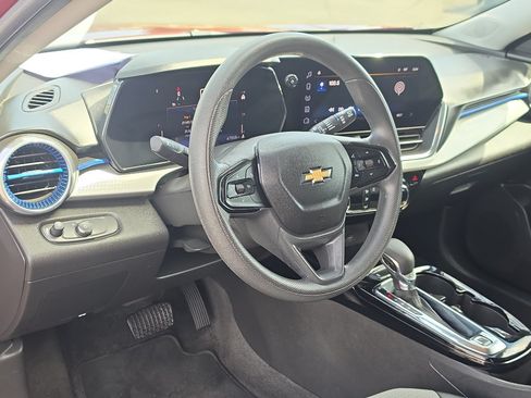 Certified 2025 Chevrolet Trax LT FWD image 14