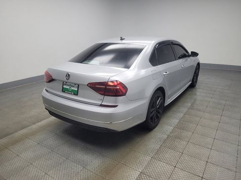 Used 2018 Volkswagen Passat 2.0T R-Line FWD image 9