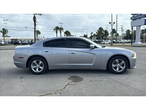 Used 2013 Dodge Charger SE RWD image 7