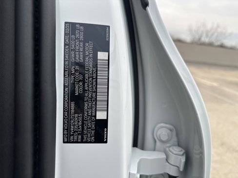 Certified 2025 Volvo XC60 B5 Core image 33