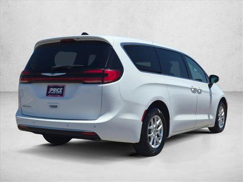 Used 2023 Chrysler Pacifica Touring-L FWD image 5