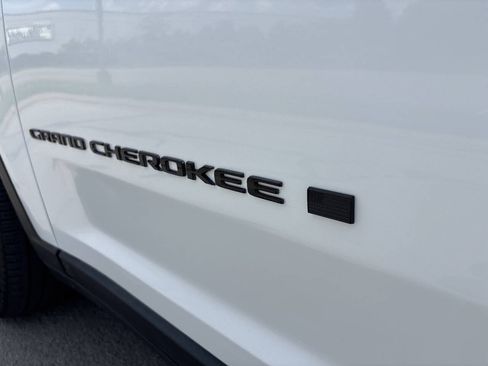Used 2024 Jeep Grand Cherokee Limited w/ Black Appearance Package AWD/4WD image 9