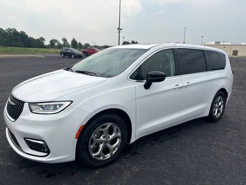 Used 2024 Chrysler Pacifica Limited FWD image 1