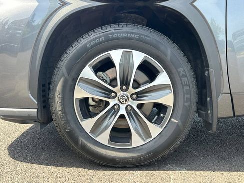 Used 2021 Toyota Highlander XLE AWD/4WD image 5