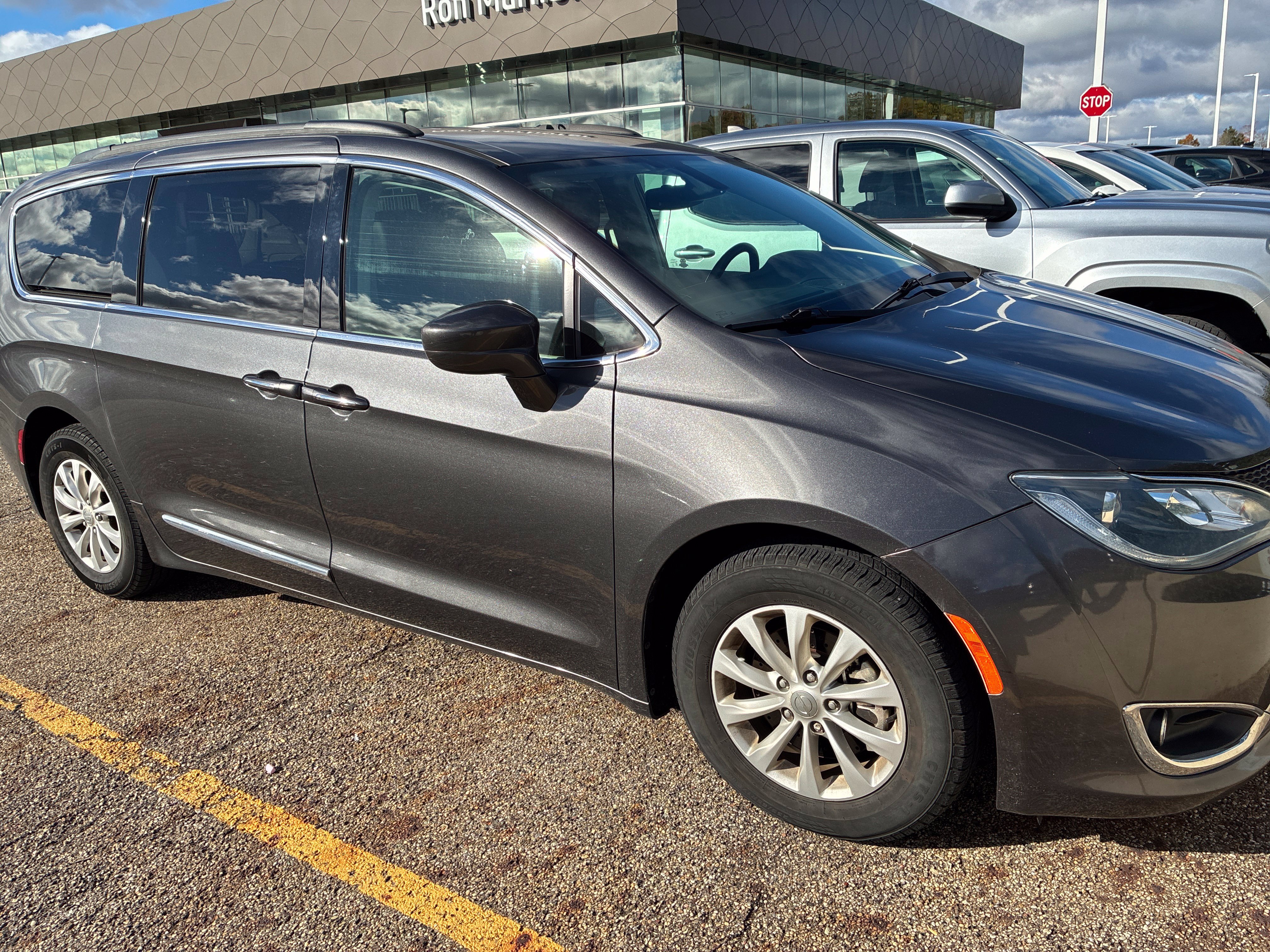 Used 2017 Chrysler Pacifica Touring-L FWD image 4