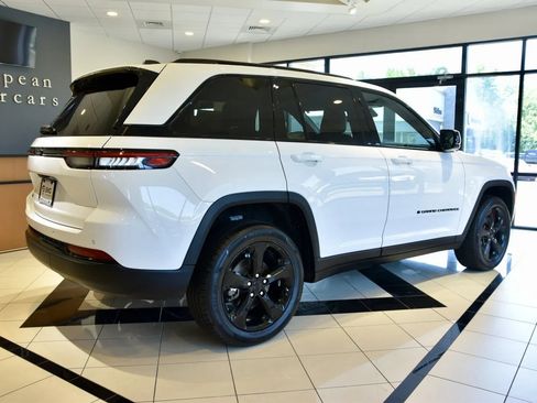 Used 2023 Jeep Grand Cherokee Altitude AWD/4WD image 6