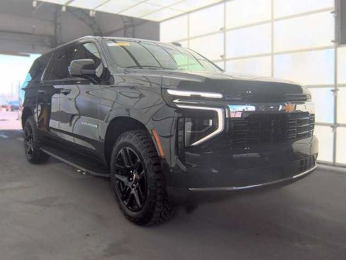 Used 2025 Chevrolet Suburban LS RWD image 2