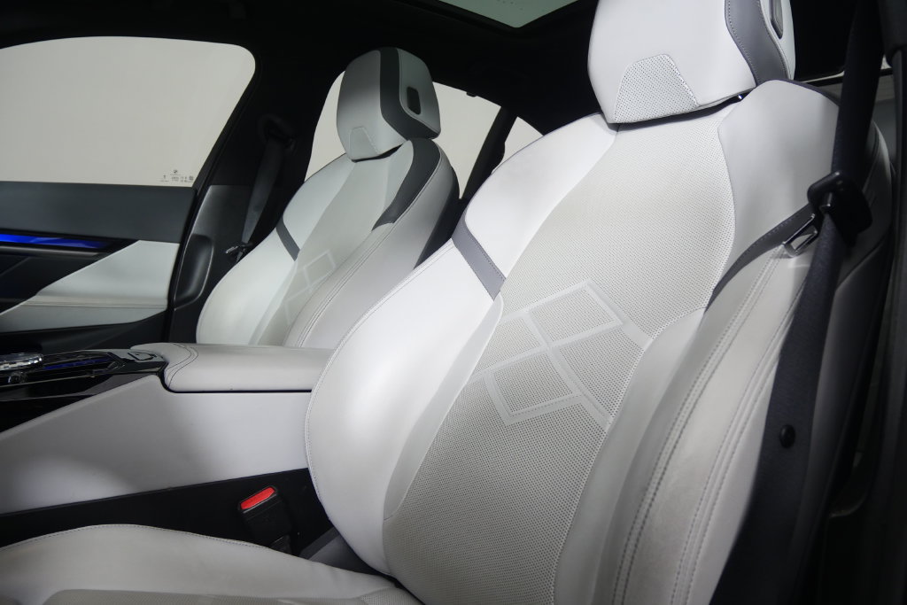 Certified 2024 BMW i5 eDrive40i w/ Executive Package RWD image 12