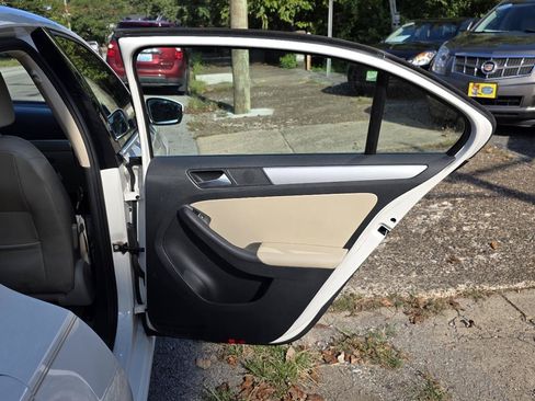 Used 2013 Volkswagen Jetta SE FWD image 33