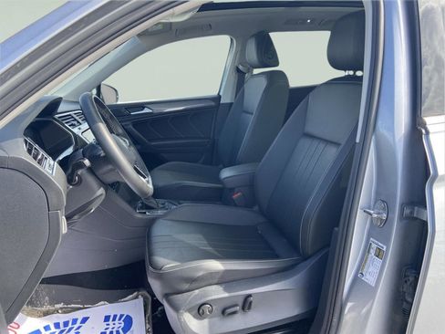 Used 2023 Volkswagen Tiguan SE w/ Panoramic Sunroof Package image 24