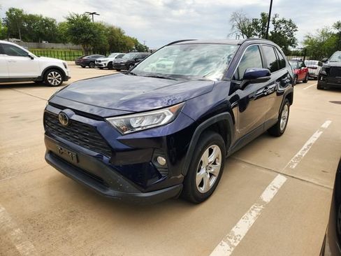 Used 2019 Toyota RAV4 XLE w/ Convenience Package FWD image 2